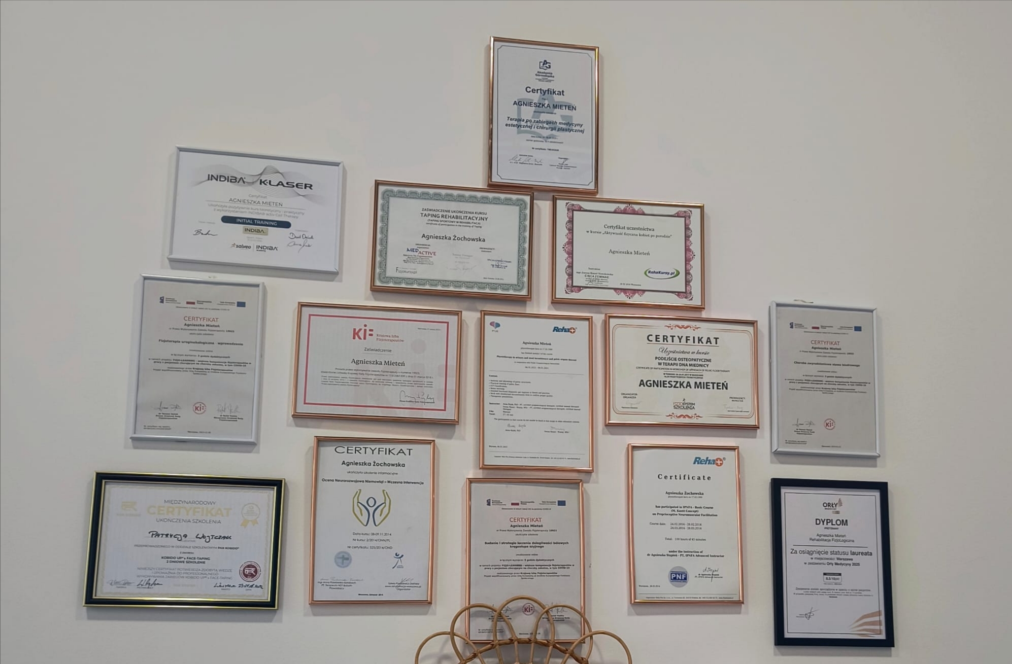 Ściana certyfikatów i dyplomów Agnieszki Mieteń — kursy fizjoterapii uroginekologicznej, INDIBA, K-Laser, terapia manualna